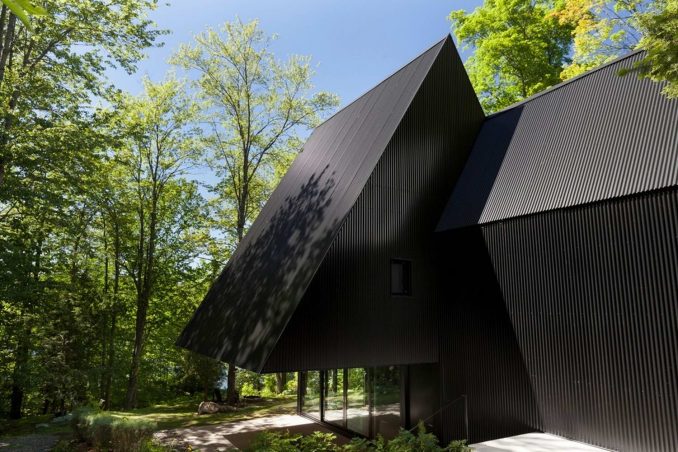 Чёрный лесной сказочный дом в Канаде 