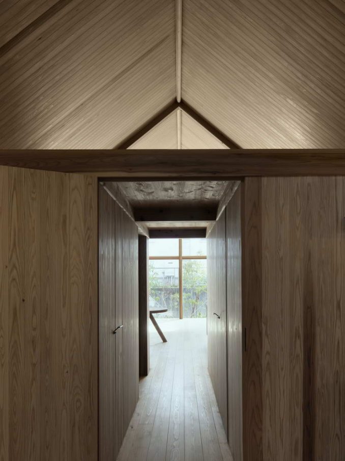 Очень маленький минималистский дом в Японии 