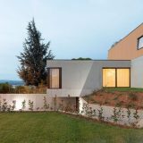 Дом с бассейном на крыше в Португалии
