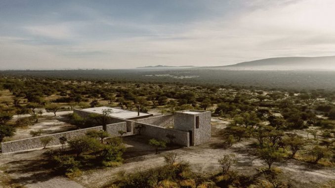 Каменный минималистский дом в Мексике 