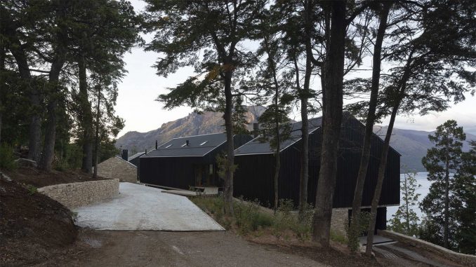 Чёрный лесной дом у озера в Аргентине 