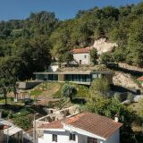 Дом, обнимающий природу в Португалии
