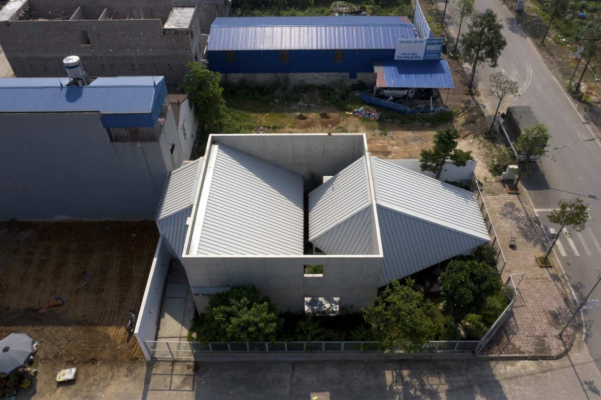 Дом с двориком в бетонном кубе во Вьетнаме