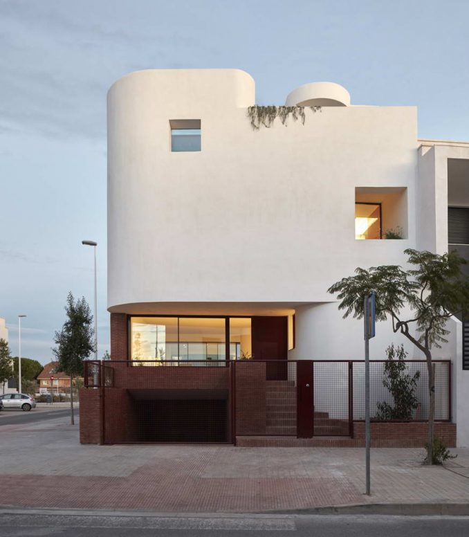 Угловой дом с бассейном на крыше в Испании 