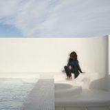 Угловой дом с бассейном на крыше в Испании