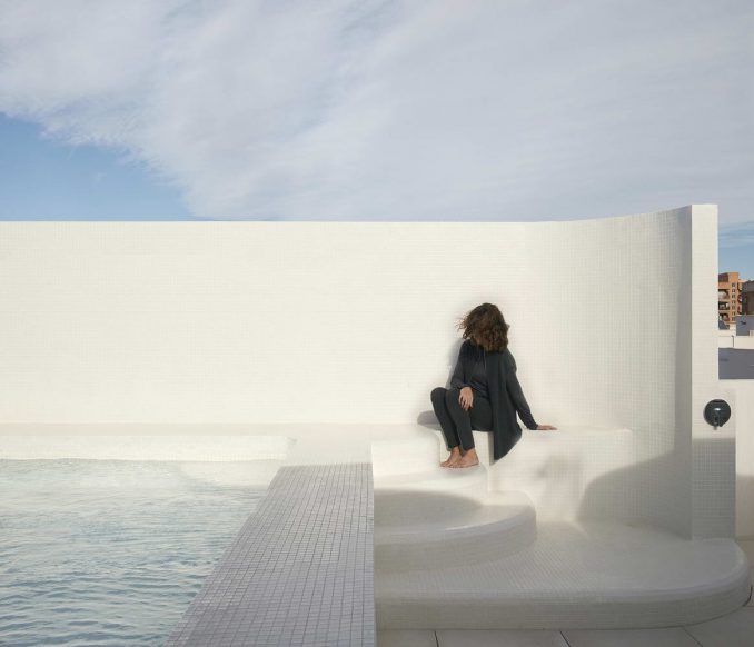 Угловой дом с бассейном на крыше в Испании 