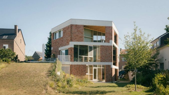 Кирпичный дом с шестиугольным планом в Бельгии