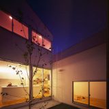 Простой дом площадью 86 м2 с двориком в Японии