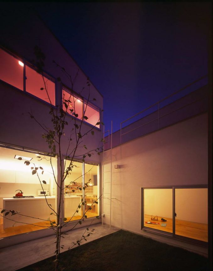 Простой дом площадью 86 м2 с двориком в Японии 