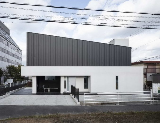 Чёрно-белый городской дом в Японии 