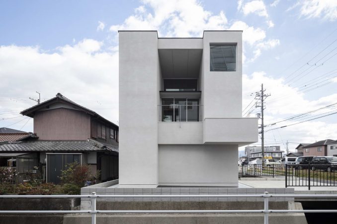 Чёрно-белый городской дом в Японии 