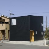 Чёрный городской дом в Японии