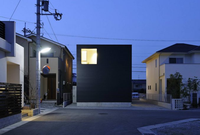 Чёрный городской дом в Японии 