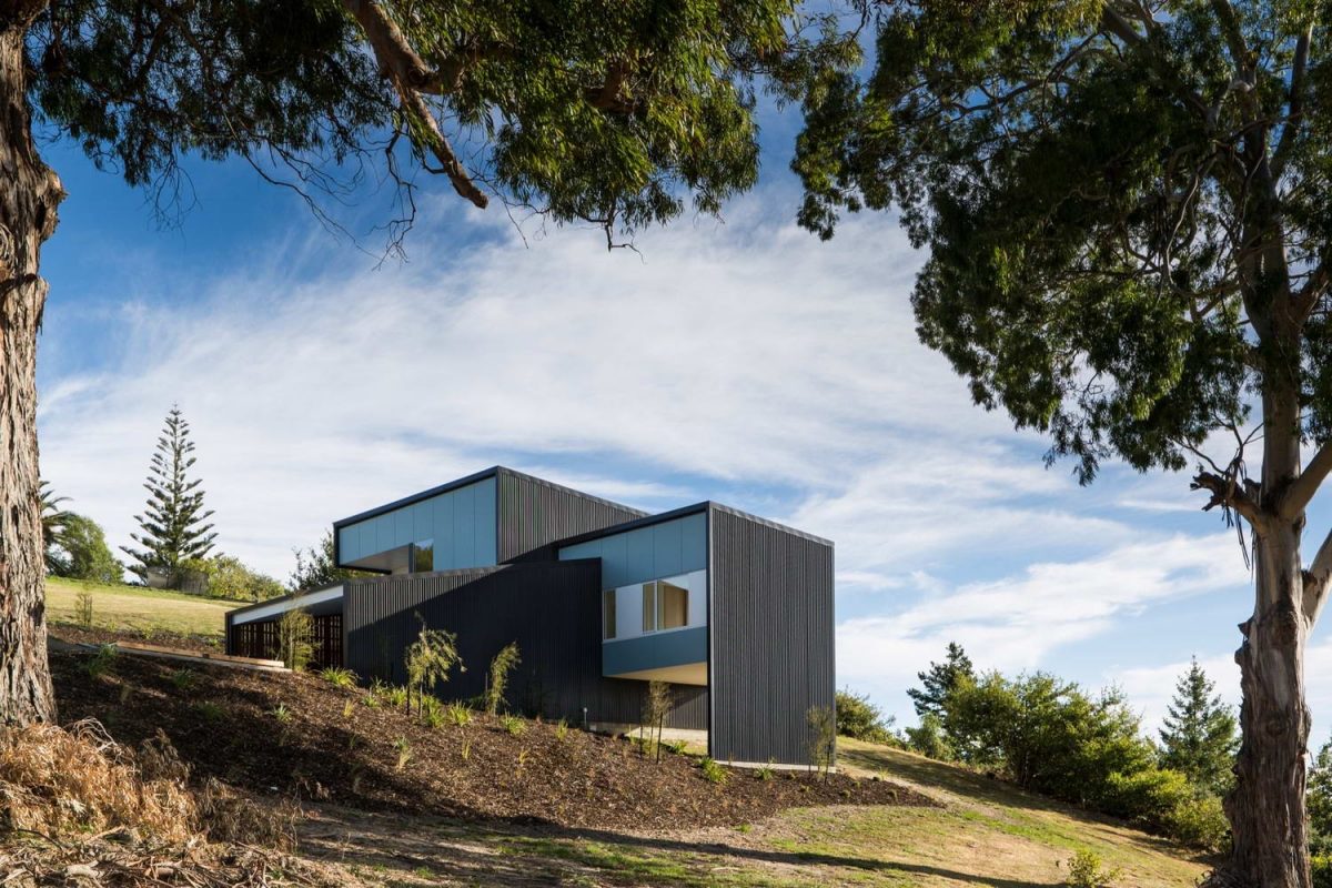 Простой дом на живописном склоне в Новой Зеландии