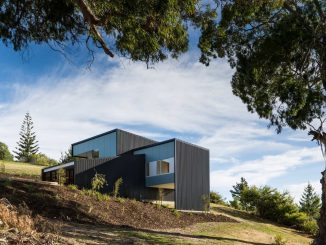 Простой дом на живописном склоне в Новой Зеландии