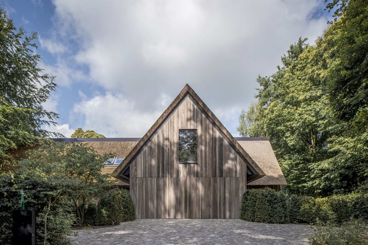 Минималистский дом-сарай с соломенной крышей в Бельгии