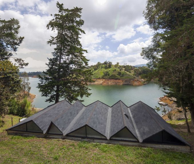 Необычный домик у озера площадью 100 м2 в Колумбии 