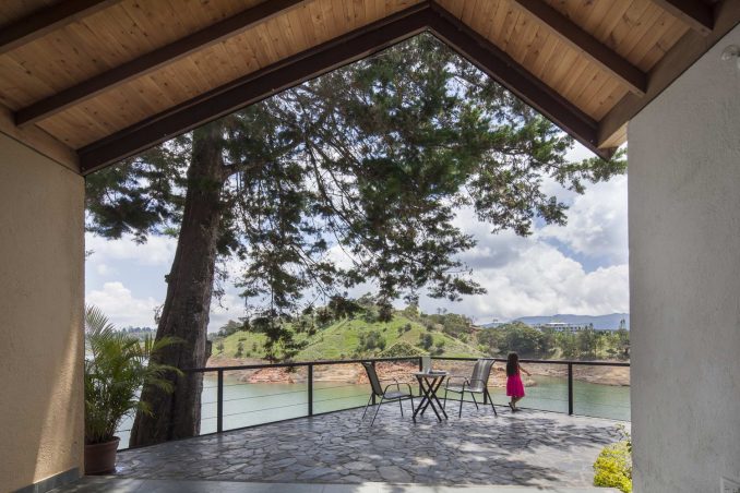 Необычный домик у озера площадью 100 м2 в Колумбии 