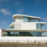 Белый дом у моря в Португалии