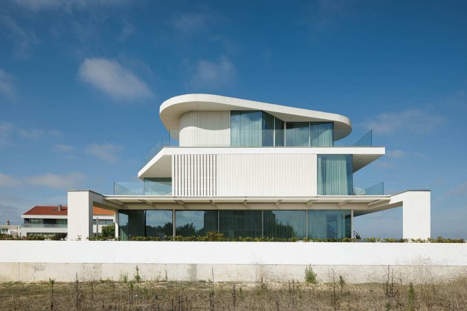 Белый дом у моря в Португалии 