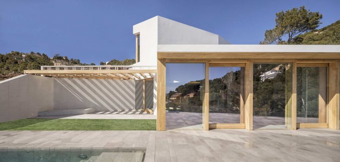 Дом на склоне с видом на море в Испании 