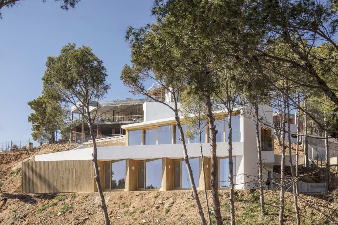 Дом на склоне с видом на море в Испании 