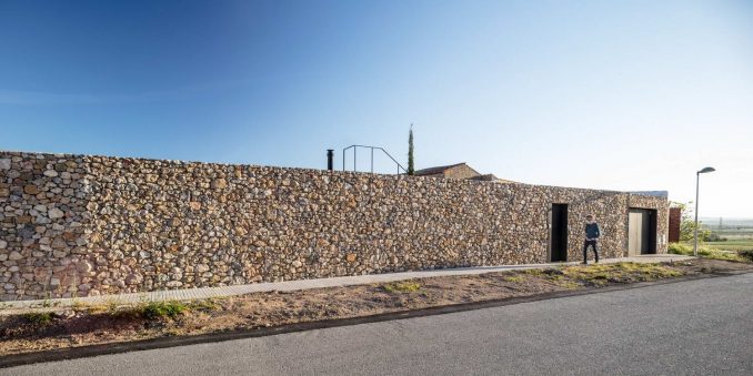 Дом для отдыха из камня и кирпича с тремя дворами и бассейном в Испании 
