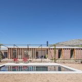 Дом для отдыха из камня и кирпича с тремя дворами и бассейном в Испании