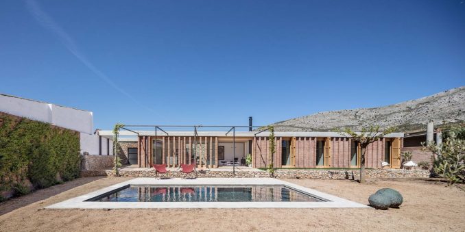 Дом для отдыха из камня и кирпича с тремя дворами и бассейном в Испании 