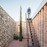 Дом для отдыха из камня и кирпича с тремя дворами и бассейном в Испании