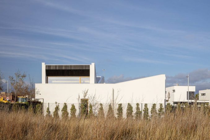 Белый минималистский дом с садом в Испании 