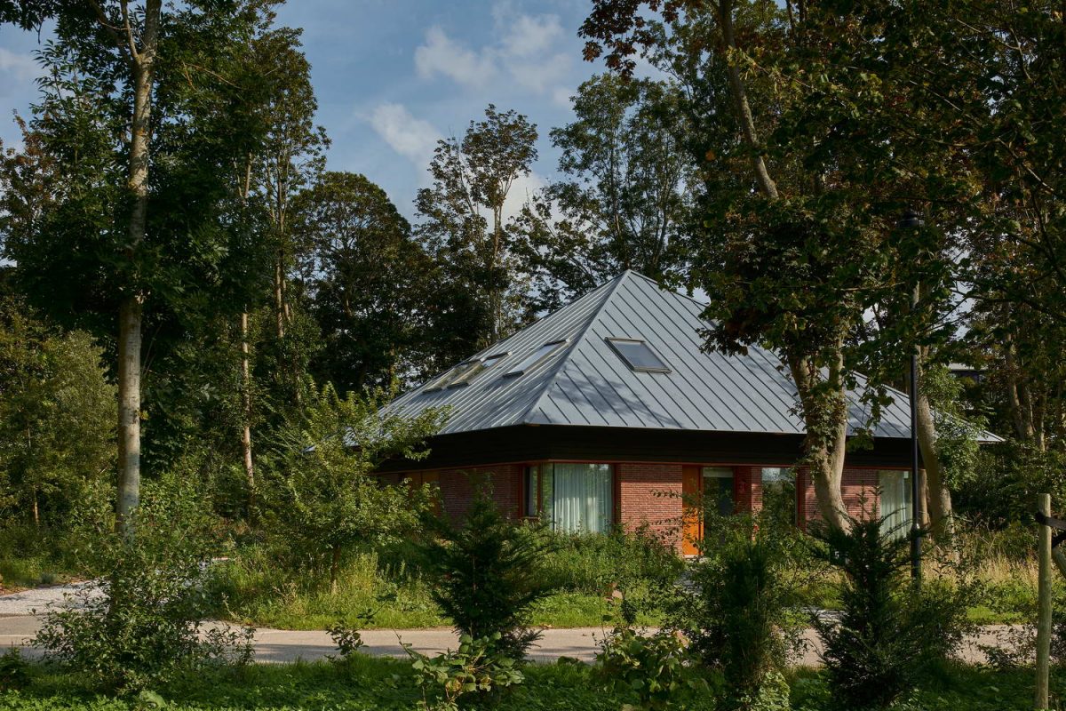 Простая лесная вилла с шатровой крышей в Голландии