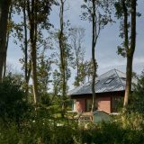 Простая лесная вилла с шатровой крышей в Голландии
