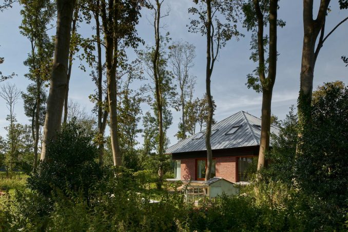 Простая лесная вилла с шатровой крышей в Голландии 