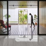 Дом из стеклоблоков с двориками в Индонезии