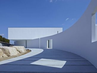 Белый минималистский дом с садом камней в Японии