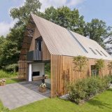 Простой современный сельский дом у леса в Голландии