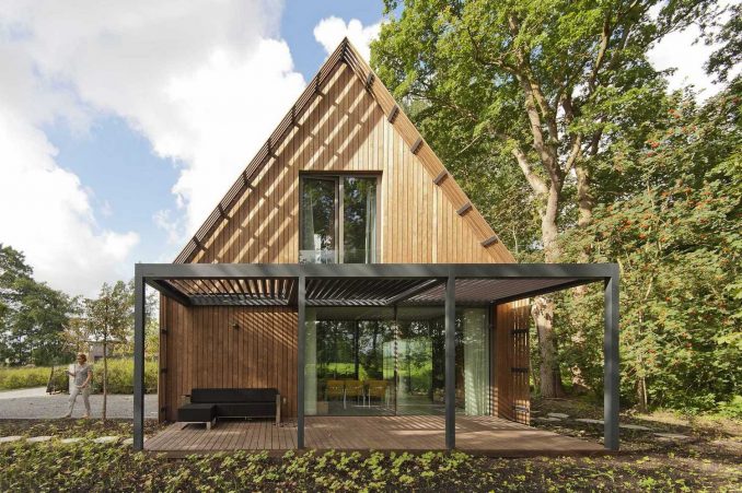 Простой современный сельский дом у леса в Голландии 