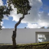 Минималистский дом с патио в Португалии