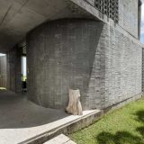 Волнистый дом из монолитного бетона на Тайване