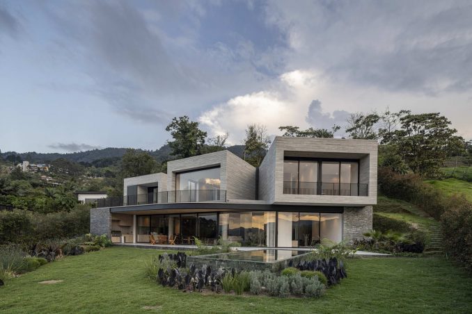 Активный дом на склоне в Колумбии 