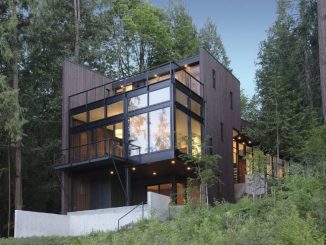 Лесной дом у озера в США
