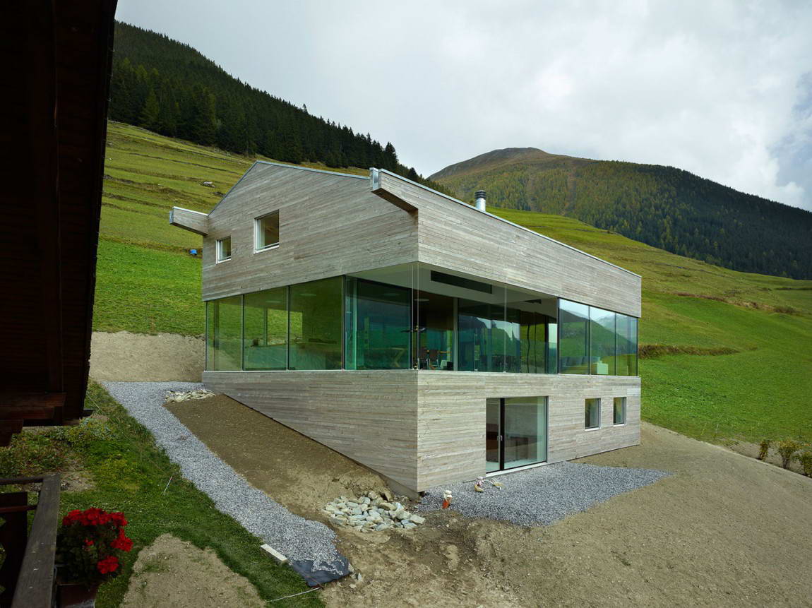 Дома в швейцарских альпах живут в доме с призраками