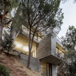 Бетонный дом на крутом склоне в Испании