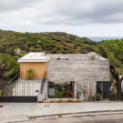 Бетонный дом на крутом склоне в Испании