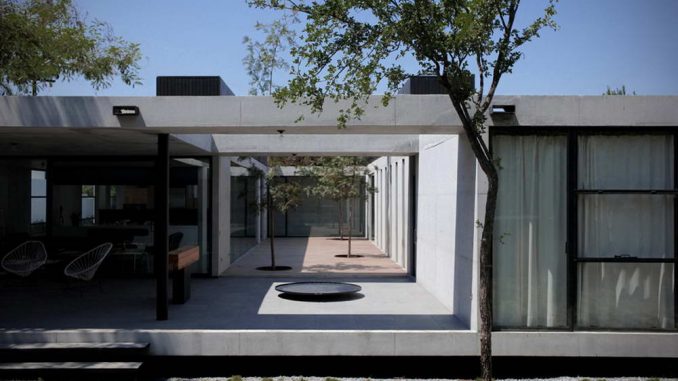 Минималистский бетонный дом с плоской крышей в Мексике
