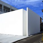 Белый минималистский городской дом в Японии