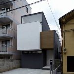 Городской дом в плотной застройке в Японии