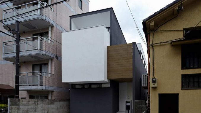 Городской дом в плотной застройке в Японии