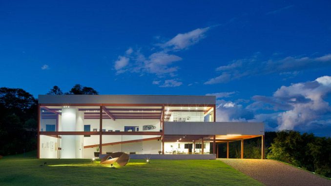 Современный дом из металла и стекла в Бразилии